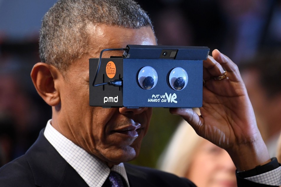 奥巴马和默克尔体验VR眼镜