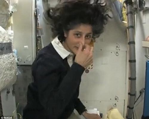 前空间站女宇航员拍视频说明如何在太空上厕所