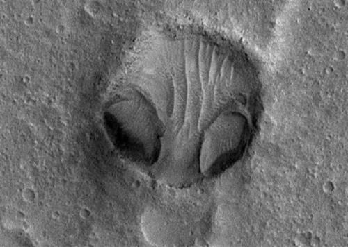火星现“外星人脸”引猜想 NASA：只是陨石坑